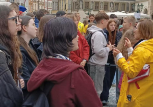 Na zdjęciu uczestnicy wycieczki podczas spaceru po Pradze.