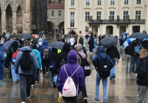 Na zdjęciu uczestnicy wycieczki podczas spaceru po Pradze.