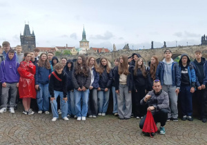 Na zdjęciu uczestnicy wycieczki na tle Mostu Karola w Pradze.
