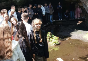 Na zdjęciu uczestnicy wycieczki na terenie formacji skalnej „Błędne Skały”