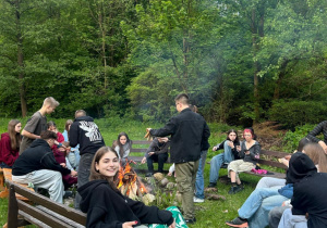 Na zdjęciu uczestnicy wycieczki przy ognisku.