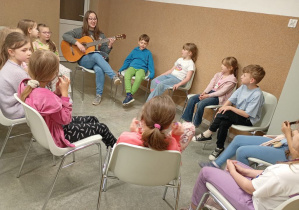 Na zdjęciu zajęcia rytmiczne - śpiewanie przy gitarze.