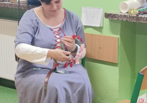 Na zdjęciu pani w stroju z minionych epok.