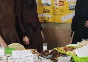 Na zdjęciu stanowisko czasów z XIV wieku, przy którym stoją panie, przebrane w stroje z tamtych czasów.