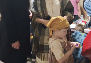 Na zdjęciu ludzie, przebrani w stroje z minionych epok.