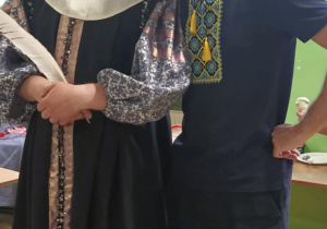 Na zdjęciu Panowie w strojach z minionych epok.
