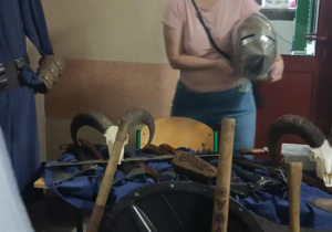 Na zdjęciu nauczycielka, prezentująca stroje z minionych epok.