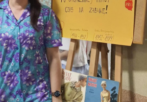 Na zdjęciu Pani przy stanowisku kuchni z czasów PRL-u.
