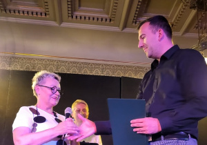 Na zdjęciu pan Kamil Dyjankiewicz, który odbiera Świadectwo Oryginalności.