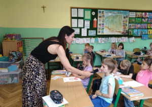 Dziennikarka Radia Łódź rozmawia w klasie z chłopcem.