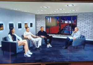 Na zdjęciu uczestnicy programu w TV Toya.
