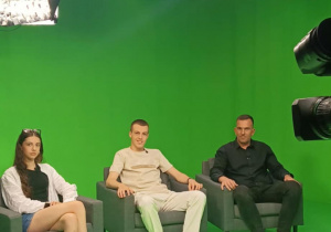 Na zdjęciu uczestnicy programu w TV Toya.