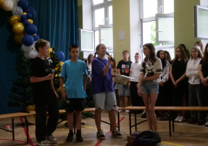 Na zdjęciu program artystyczny w wykonaniu klas szóstych.