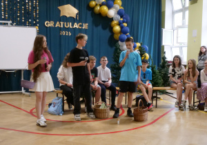 Na zdjęciu program artystyczny w wykonaniu klas szóstych.
