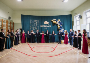 Na zdjęciu uczniowie klas ósmych, którzy tańczą poloneza.
