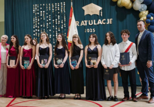 Na zdjęciu nagrodzeni uczniowie z klasy 8b wraz z wychowawcą, p. Kamilem Dyjankiewiczem, oraz z p. Dyrektor, Elżbietą Jurek.