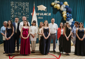 Na zdjęciu nagrodzeni Srebrną Tarczą uczniowie klasy 8b wraz z rodzicami.