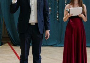 Na zdjęciu p. Kamil Dyjankiewicz trzyma w ręce statuetkę.
