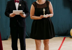 Na zdjęciu p. Aneta Rosalska trzyma w ręce statuetkę.