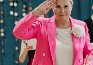 Na zdjęciu p. Dyrektor, Elżbieta Jurek, trzyma w ręce statuetkę.
