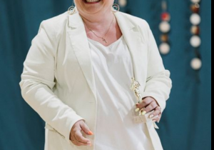 Na zdjęciu p. Wicedyrektor, Magdalena Pawlak, trzyma w ręce statuetkę.