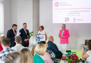 Na zdjęciu p. dyrektor Elżbieta Jurek podczas uroczystego Kolegium Rektorsko-Dziekańskiego.
