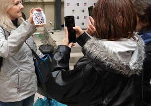 Na zdjęciu uczniowie klasy 7b podczas wykonywania zadań w bibliotece - sczytują QR kody.