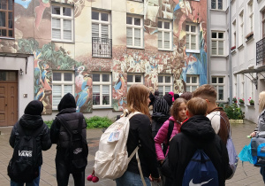 Na zdjęciu uczniowie klasy 7b podczas wykonywania zadań na ul. Piotrkowskiej.