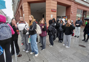 Na zdjęciu uczniowie klasy 7b podczas wykonywania zadań na ul. Piotrkowskiej.