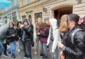 Na zdjęciu uczniowie klasy 7b podczas wykonywania zadań na ul. Piotrkowskiej.