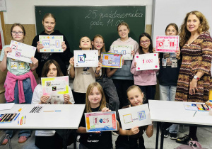 Na zdjęciu uczestnicy warsztatów z kaligrafii.