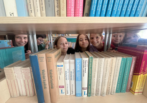 Na zdjęciu uczniowie klasy 5b w bibliotece szkolnej.