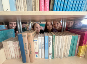 Lekcja języka polskiego w wyjątkowym miejscu – klasa 5b w bibliotece szkolnej