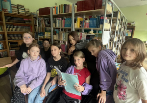 Na zdjęciu uczniowie klasy 5b w bibliotece szkolnej.