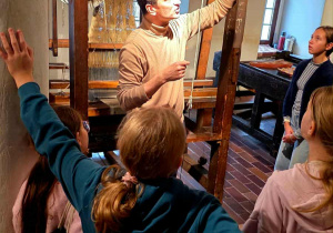 Na zdjęciu uczniowie klas 6 podczas wizyty w Muzeum Włókiennictwa.