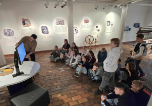 Na zdjęciu uczniowie klas 6 podczas wizyty w Muzeum Włókiennictwa.