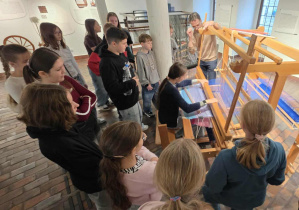 Na zdjęciu uczniowie klas 6 podczas wizyty w Muzeum Włókiennictwa.