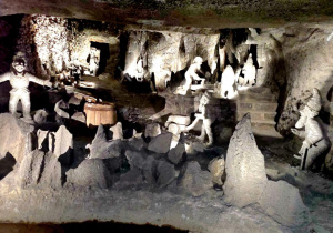 Zdjęcie przedstawia wnętrze kopalni w Wieliczce.