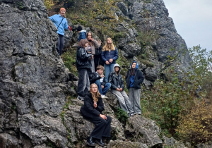 Na zdjęciu uczniowie klasy 7b w rezerwacie przyrody Góra Zborów.