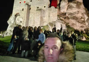 Na zdjęciu uczniowie, wraz z p. Kamilem Dyjankiewiczem, na tle zamku w Ogrodzieńcu.