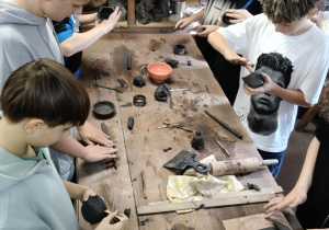 Na zdjęciu uczniowie klasy 7b podczas warsztatów ceramicznych.