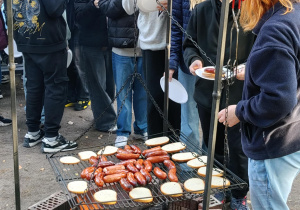 Na zdjęciu uczniowie klasy 7b podczas ogniska.