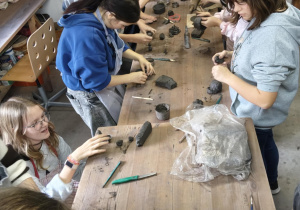 Na zdjęciu uczniowie klasy 7b podczas warsztatów ceramicznych.
