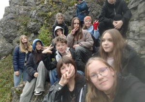 Na zdjęciu uczniowie klasy 7b w rezerwacie przyrody Góra Zborów.