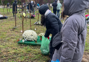 Na zdjęciach uczniowie szkoły na Cmentarz ul. Zakładowej 4.