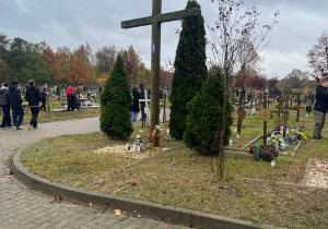 Na zdjęciach uczniowie szkoły na Cmentarz ul. Zakładowej 4.