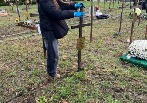 Na zdjęciach uczniowie szkoły na Cmentarz ul. Zakładowej 4.