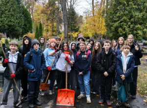 Uczniowie klas 7 w akcji – sprzątanie Cmentarza komunalnego "Doły"