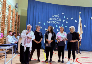 Na zdjęciu nauczyciele podczas otrzymania Nagrody Dyrektora.