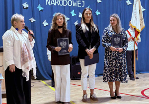 Na zdjęciu nauczyciele podczas otrzymania Nagrody Dyrektora.